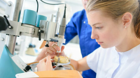 Becoming a dental assistant – Requirements and programs