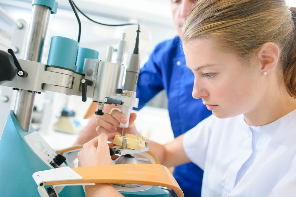 Becoming a dental assistant – Requirements and programs